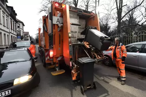 In engen, zugeparkten Straßen ist das Steuern eines großen Müllfahrzeugs nicht einfach. Rückwärts wird es dann schnell gefährlic