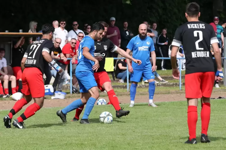 Kein direktes Kräftemessen mehr: Das Derby gegen den VfL Neuhofen (blaue) gehört für die Kickers Neuhofen zumindest in dieser Sa