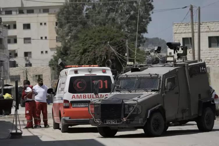 Israelische Soldaten kontrollieren einen Krankenwagen im Westjordanland. 