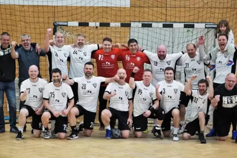 Auch in diesem Jahr werden die „Alten Herren“ des TuS Dansenberg wieder beim Feldhandballturnier antreten. Hier feiern sie den e