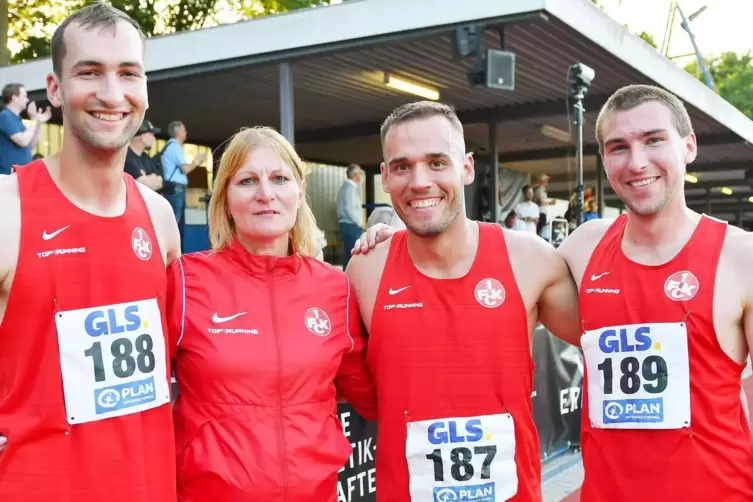 Die Zehnkämpfer des FCK Aaron Strupp, Finn Favier und Samuel Werner (von links) mit ihrer Trainerin Liliana Hofer.