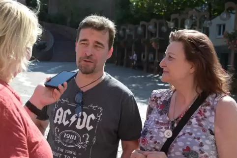 Ralph und Ute Wendland unterhalten sich mit RHEINPFALZ-Mitarbeiterin Tanja Daub.