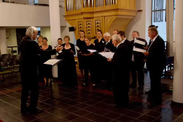 Der Neustadter Bezirkskantor Simon Reichert dirigiert in der Melanchtonkirche das Neustadter Vokalensemble, das mit einer sicher