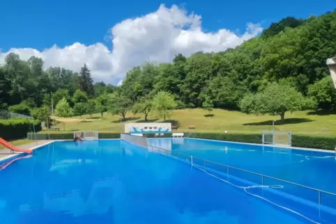 Schwimmbäder, wie dieses in Bosenbach im Kreis Kusel, gehören vielerorts seit langer Zeit zum Dorfleben. Was früher gebaut wurde