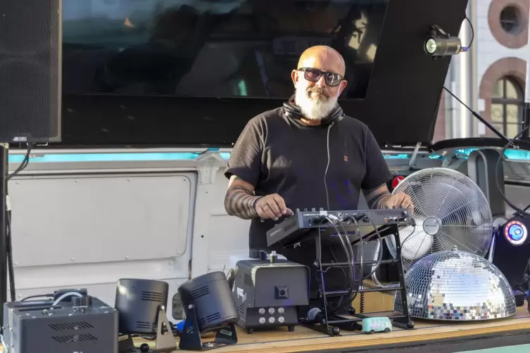 Dieter Knecht alias DJ Didi macht mit seinem DJ-Bus den Auftakt der Ruinenkonzerte.