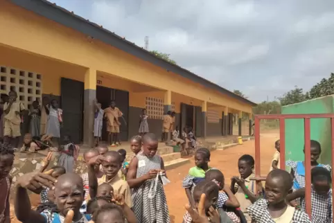 Über 250 Schüler besuchen die von der Stiftung unterstützte Schule in Kati in der Elfenbeinküste. 