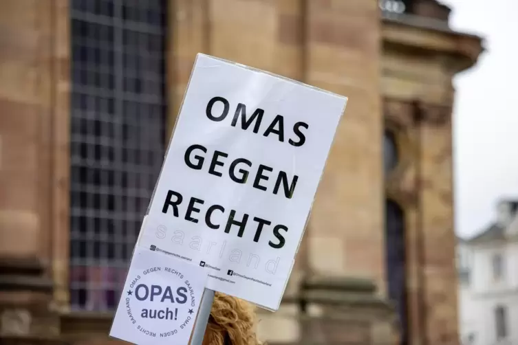 Die „Omas gegen Rechts“ sind auch vertreten.