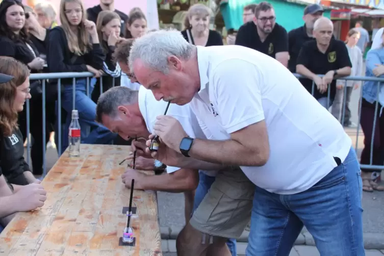 Zum Auftakt muss erst mal ein Glas geleert werden – bis auf den letzten Tropfen, sonst gibt es eine Strafe.