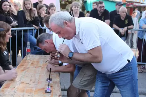 Zum Auftakt muss erst mal ein Glas geleert werden – bis auf den letzten Tropfen, sonst gibt es eine Strafe.