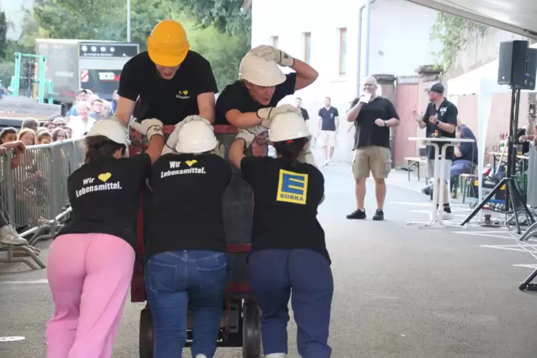 Das Team von Edeka Stiegler belegte bei den Damen den dritten Platz. Der einzige Mann im Bunde musste der Fairness halber in die