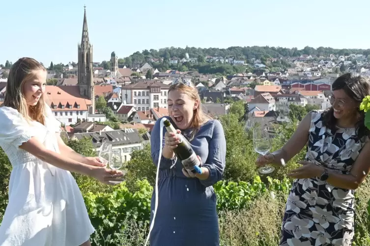 Köpfen eine Flasche Sekt: die Deutsche Weinprinzessin Lea Baßler, die Dürkheimer Weinprinzessin Denise Stripf und Bürgermeisteri