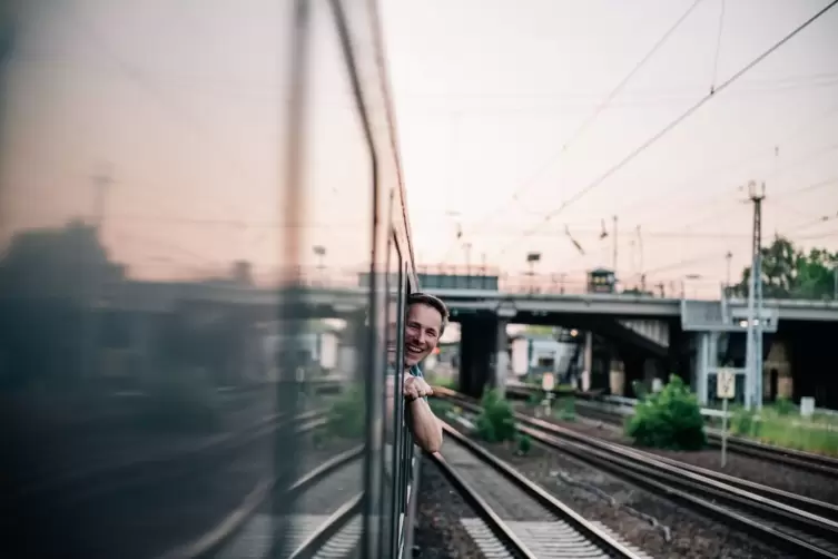 Ein Mann schaut aus einem Zugfenster