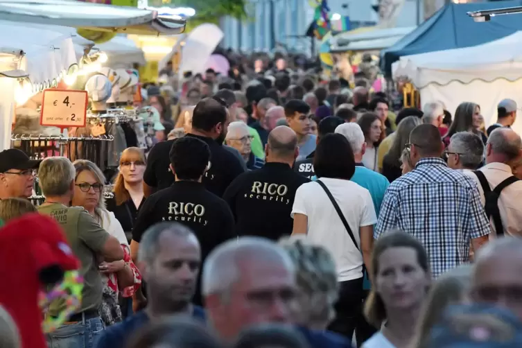 Patrouille unterwegs: Die Herren im schwarzen T-Shirt gehören zu einem Sicherheitsdienst. Security soll auch am Wochenende wiede