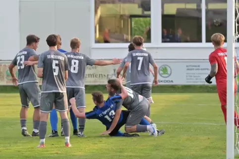 Guter Saisonstart: TuS Mechtersheim II (grau) beim 1:1 gegen FC Speyer 09.