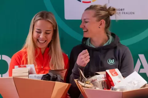 Giulia Gwinn (l) und Alexandra Popp