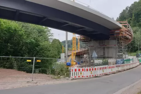 Mitte Oktober sollen als letzte Arbeiten die Brücke asphaltiert und die Markierungen aufgebracht werden.