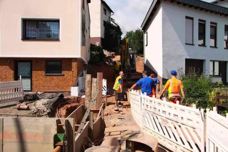 Das steile Teilstück der Wallhalber Schulstraße wird derzeit erneuert. Die Ortsgemeinde hofft, dass der Ausbau bis Spätherbst ab