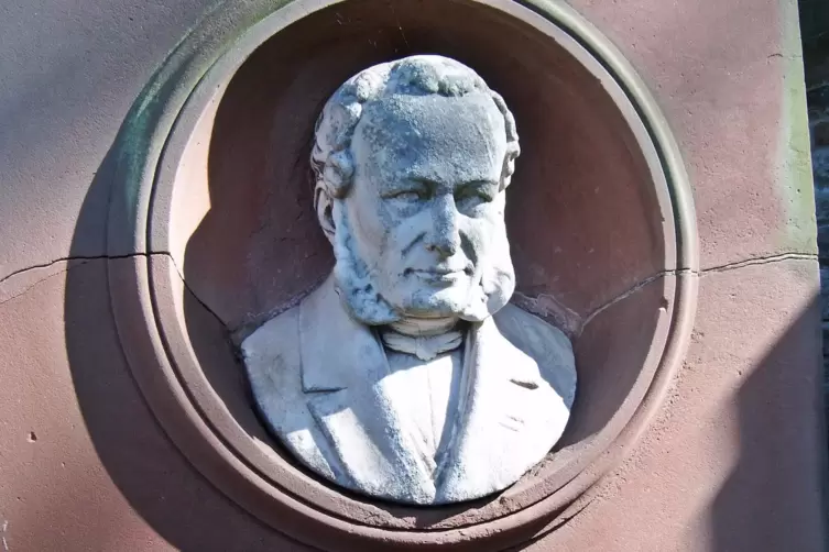 Das Foto zeigt Heinrich Dittmars Grabdenkmal mit Portraitbüste, das sich auf dem Hauptfriedhof Zweibrücken erhalten hat. 