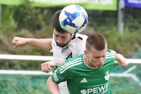 Paul Lutz (links) von der SG Weselberg-Linden im Kopfballduell mit Alexander Bäcker vom SV Lemberg. 