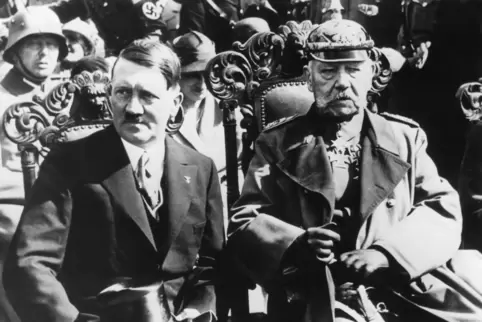 Hitler und Hindenburg 1933. Dem Reichspräsidenten wird vorgeworfen, Hitler zur Macht verholfen zu haben. 