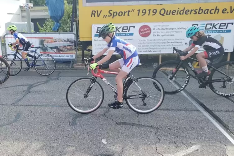 Felix Bierling (links) vom RV Bolanden beim Start seines Rennens über zehn Runden in Queidersbach. 