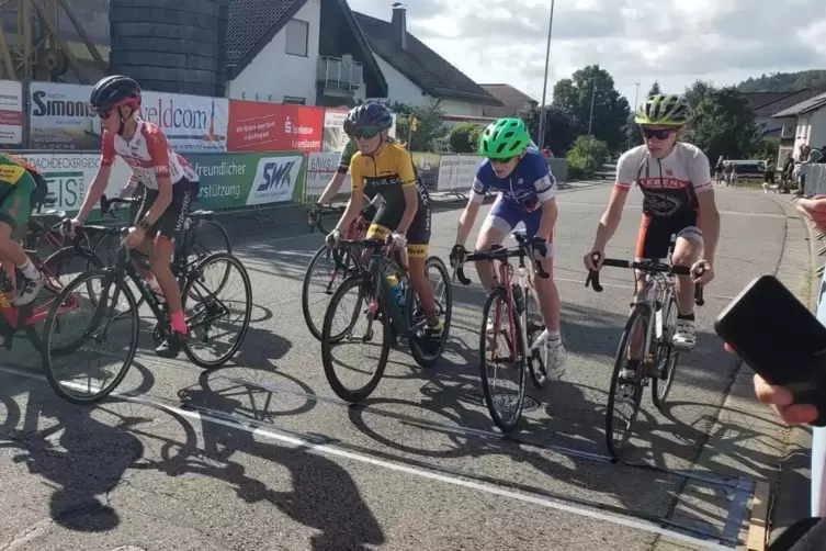 Raphael Ollig (Zweiter von rechts) beim Start in sein Rennen, wo er von Beginn an vorne mitmischte. 