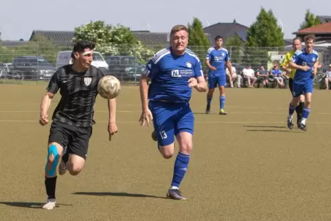 Hojat Zada (links) vom SV Bolanden bei letzten Aufeinandertreffen im Duell mit Joshua Mainka vom SV Imsbach. 