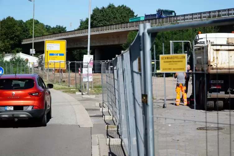 Zwischen dem Bootshaus und dem Bahnsteig des Haltepunkts Rosengarten haben die Bauarbeiten begonnen. 