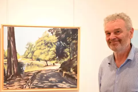 Hat sich der Malerei zugewandt: Bildhauer Franz Leschinger, hier neben einer Ansicht des Schwanenweihers in Landau.