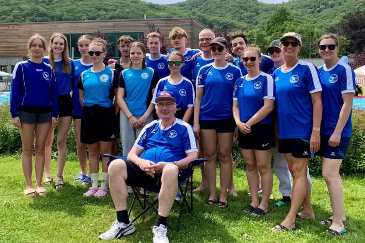 Das aktuelle Schwimmteam des SV Blau-Weiß mit dem Vorsitzenden und Trainer Heiner Held (vorne) sowie Trainerin Mirjam Semmet (Zw