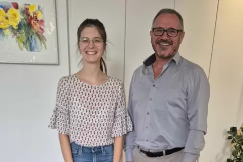 Klimaschutzmanagerin Merle Johnston und Bürgermeister Marcus Schaile. 