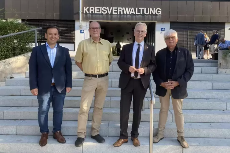 Der neue Kreisvorstand (von links): Güngör Aydin, 1. Beigeordneter Karl Landfried, Landrat Rainer Guth, Ralph Molter.