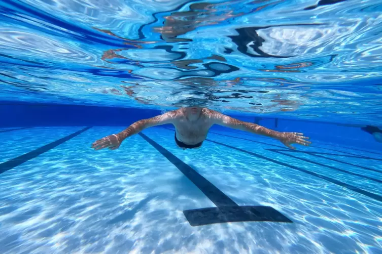 Im Schwimmbad ein paar Bahnen zu schwimmen, wird in Ludwigshafen ab kommendem Jahr mehr kosten. 