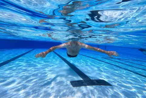 Im Schwimmbad ein paar Bahnen zu schwimmen, wird in Ludwigshafen ab kommendem Jahr mehr kosten. 