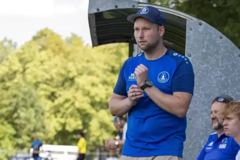 Im Kerwespiel gegen den SV Nanz-Dietschweiler muss der Rodenbacher Spielertrainer Marco Heieck von außen mitfiebern. Er ist verl