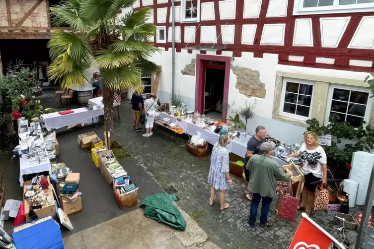 Hofflohmärkte sind in: das Foto zeigt einen solchen im Bad Dürkheimer Ortsteil Ungstein.