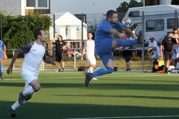 Uwe Kubiack (Azzurri) gibt alles. Links Jonas Weis.