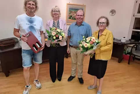 Blumen und Wein zum Abschied: (von links) Andreas Regh, Elke Schanzenbächer, Jürgen Oberholz und Silvia Schmitz-Görtler. 