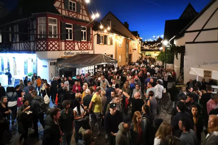 Altstadtfest: viel Betrieb rund um das Gasthaus „Zum Halbmond“.