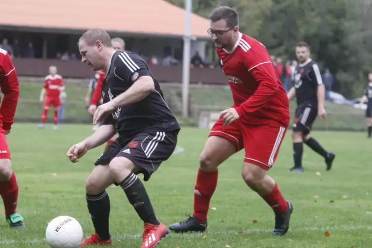 Kevin Deutsch (rechts) und seine Teamkollegen von der SG Mühlbach/Neunkirchen sind beim FV Kusel II gefordert. 