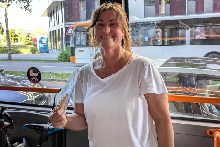 Anette Juric fährt mit dem Shuttlebus zum Festival. Immer dabei: Fächer und Kissen. 