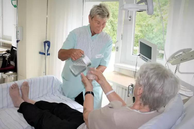 Helfende Hand: Patientenbetreuerin Im Einsatz.