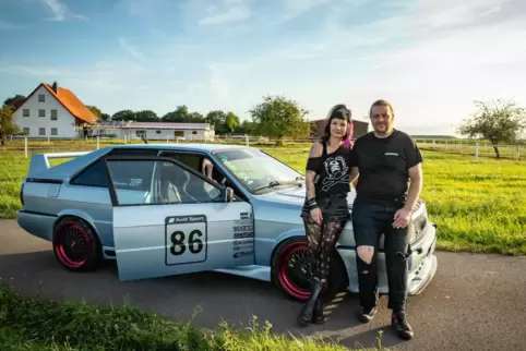 Pia Eli (genannt Abby) und Thorsten Sticher auf dem Veranstaltungsgelände des dritten Sunset Drive in Großbundenbach. An den bei