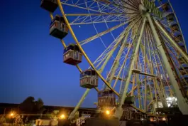 Das Riesenrad steht schon: Zusammen mit Erwachsenen wird die Fahrt zu einem spannenden Erlebnis für Kinder.