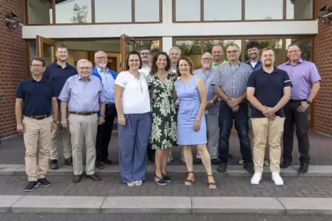 Ortsbürgermeisterin Simone Ulrich (Mitte) inmitten des neuen Gerolsheimer Gemeinderatds.