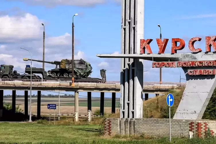  Eine russische Militärkolonne verlässt Kursk.