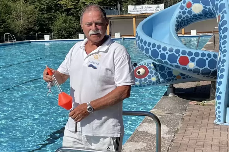 23 Grad warmes, kristallklares Wasser: Thomas Wafzig identifiziert sich mit seinem Arbeitsplatz. 