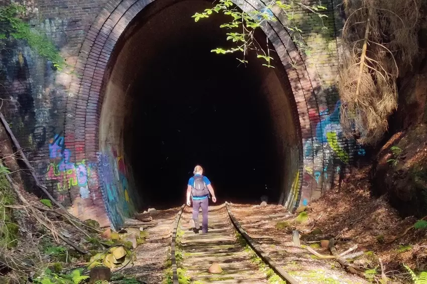 Im Tunnel. Sich in den Stempelkopftunnel im Stumpfwald zwischen den einstigen Eisenbahnstationen Eiswoog und Alsenborn zu wagen