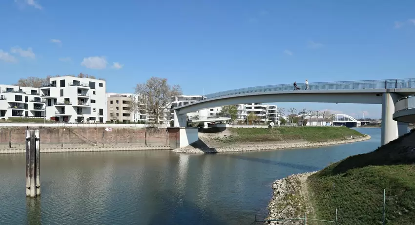 Iwwer die Brigg. "Meinen Lieblingsweg laufe ich, wenn auf der Parkinsel in Ludwigshafen das Festival des Deutschen Films stattfi