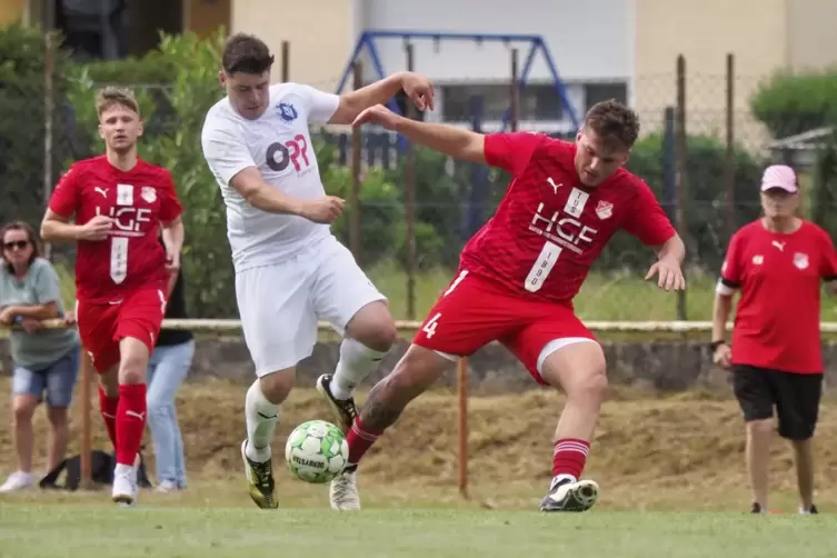 Jeremy Becker (rechts) und sein Team vom TuS Schönenberg, hier im Spiel gegen Alsenborn, hoffen gegen Gunderswieler auf den erst